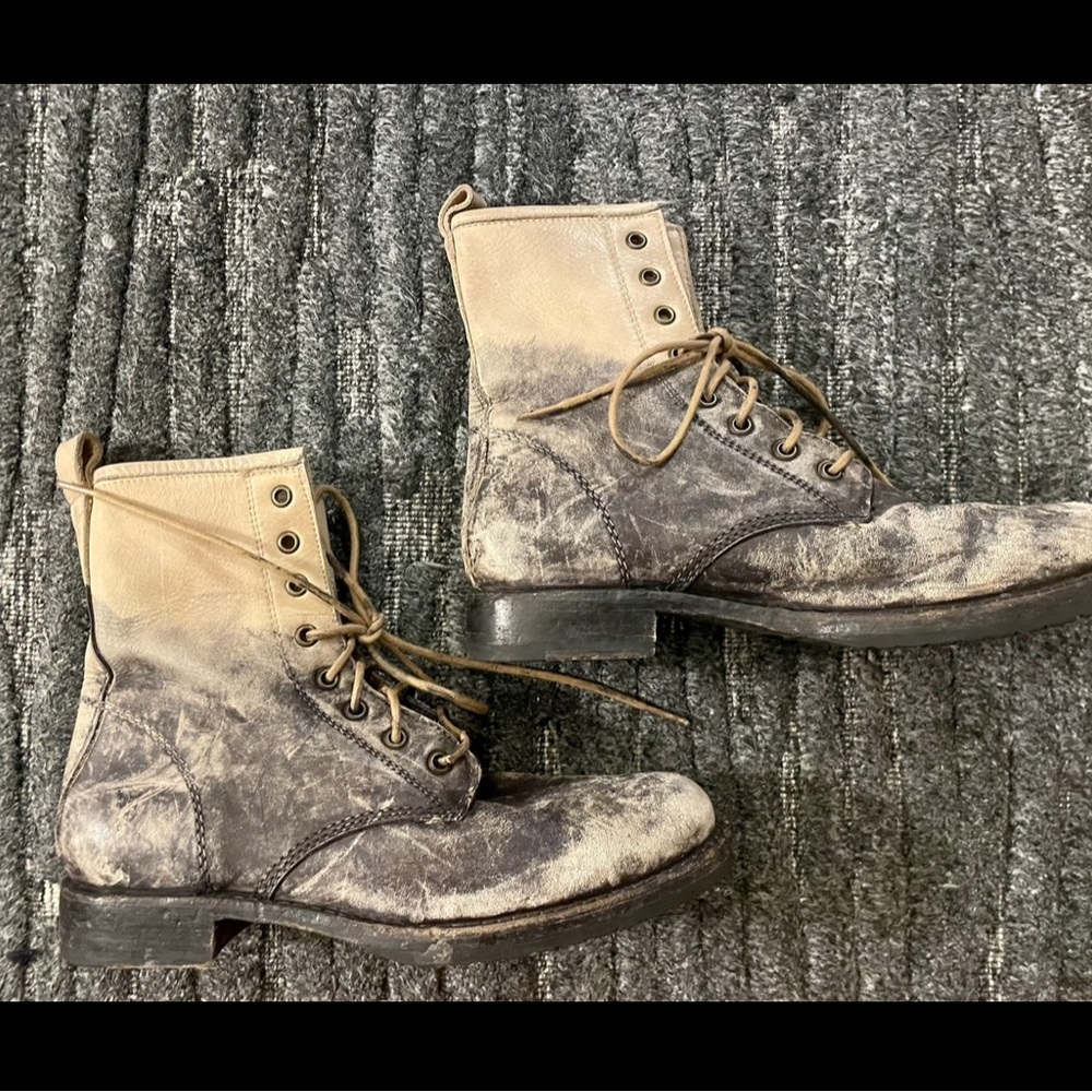 Ombré Frye Boots in tan and black.